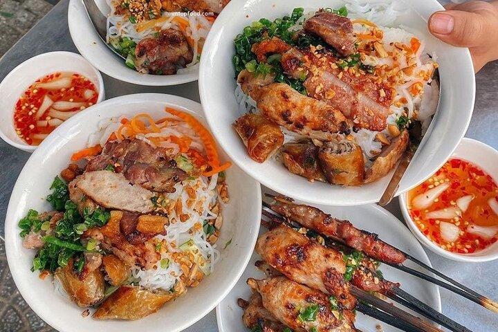 Tour serale del cibo di strada a piedi di Saigon