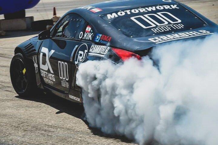 Drift-Aktivität: Lernen Sie und lernen Sie, in einem Rennwagen aus Beirut zu driften