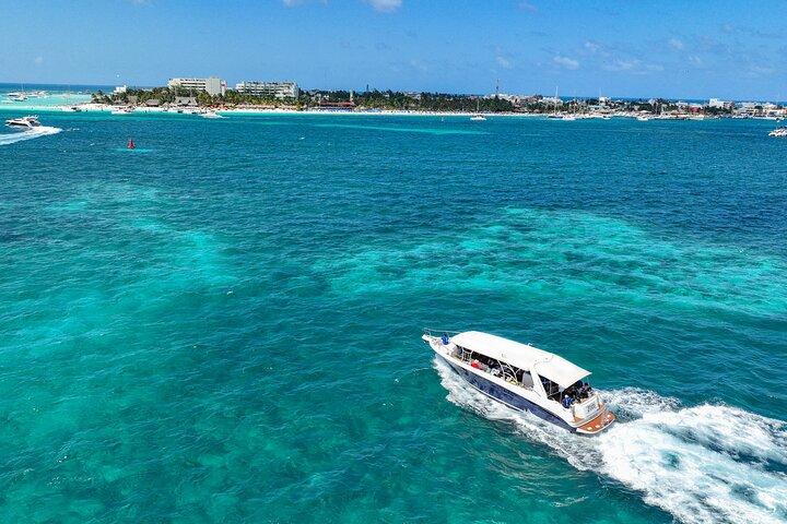 Excursão de barco turístico em Isla Mujeres Snorkel & Beach Club