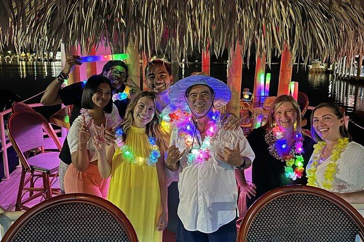 Original CRUISIN 'TIKIS Tänd på lagunen - En glöd Tiki Bar Cruise