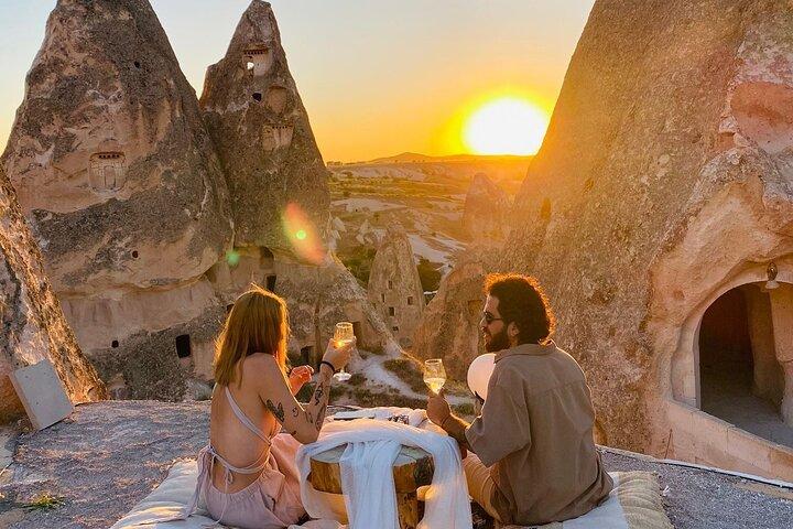 Dîner romantique au coucher du soleil en Cappadoce, accompagné de vin