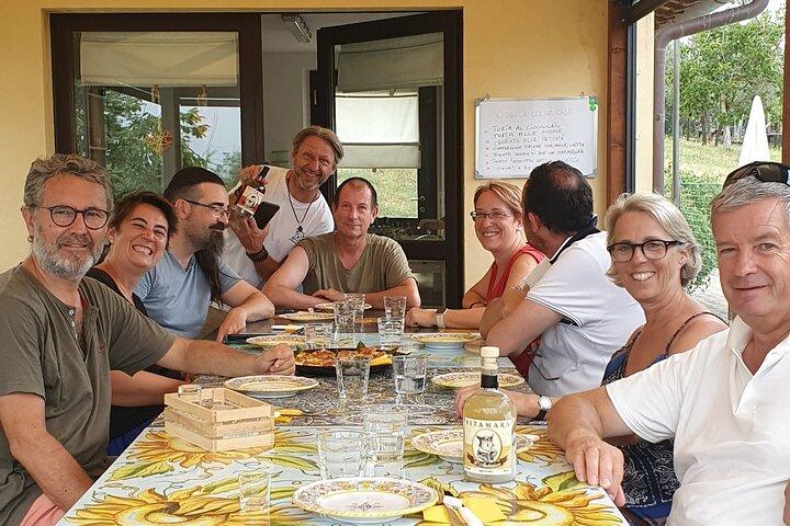 ウンブリアの田園地帯で職人が作るリキュールを1時間テイスティング
