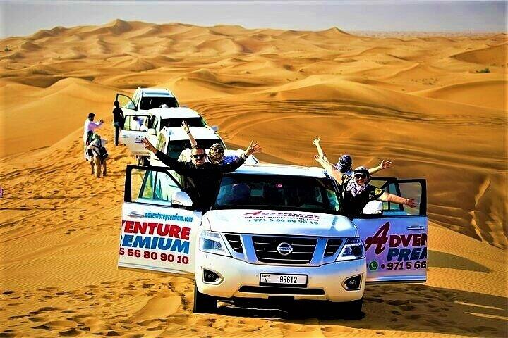 Safari in cammello sulle dune rosse di Dubai con sand boarding, dune bashing e barbecue