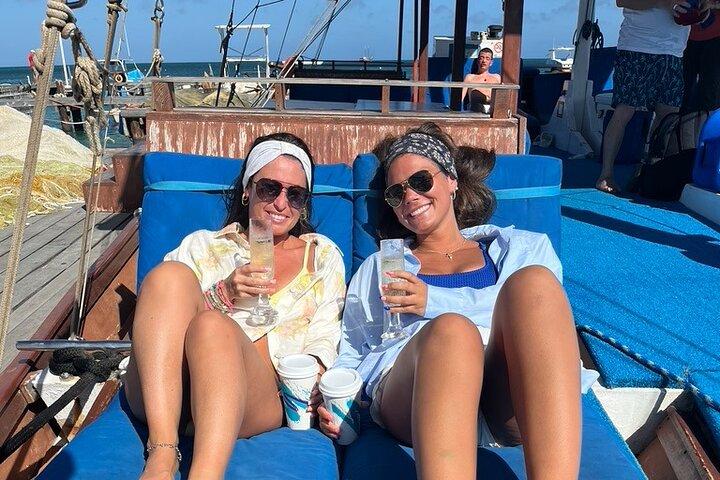 Snorkel para grupos pequenos em Catalina Bay e vela ao pôr do sol somente para adultos