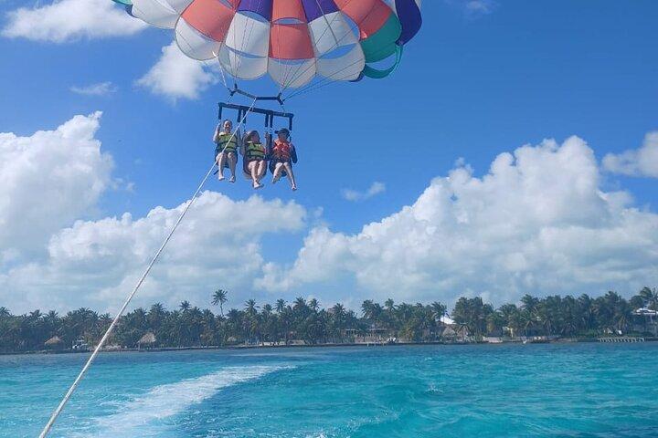 Parapente sobre el mar caribe