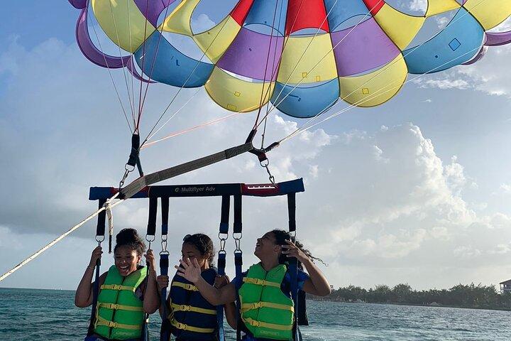 Parapente sobre el mar caribe