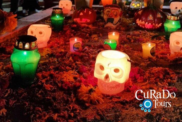 死者の日ソチミルコ夜間ボートツアー（夕食とドリンク付き）