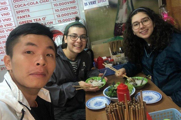 少人数グループと専門の地元ガイドによるハノイの屋台グルメ ツアー