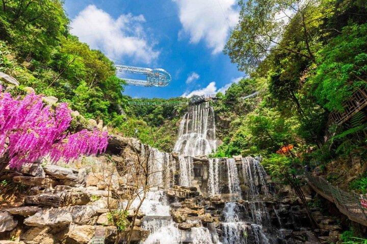 古龍峡ガラスの橋を訪れる広州プライベート乗り継ぎツアー