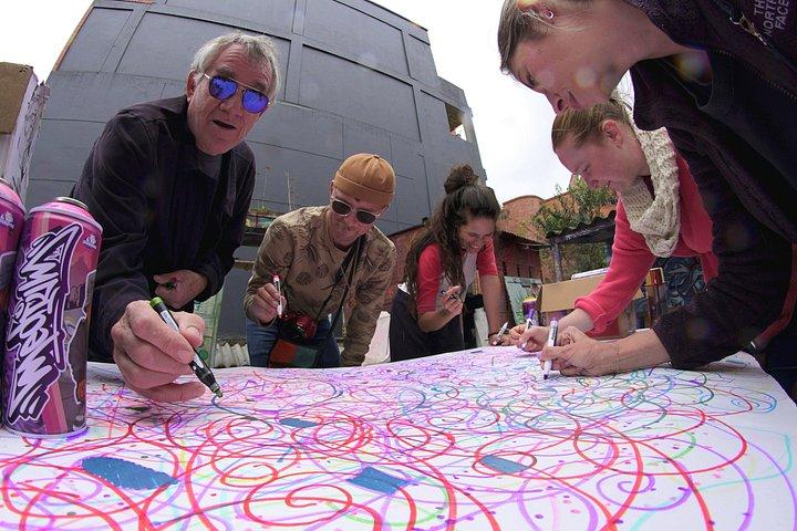 ボゴタの地元アーティストによるフルカラーグラフィティワークショップ。