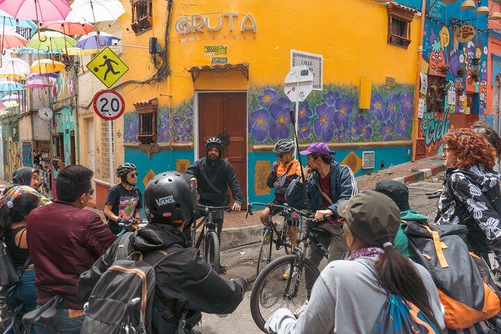 ボゴタ市内を巡る3時間のグラフィティバイクツアー