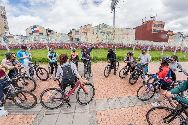 Visite à vélo de 3 heures à la découverte des graffitis dans la ville de Bogota