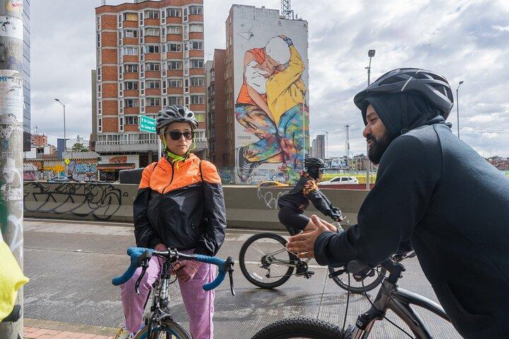 ボゴタ市内を巡る3時間のグラフィティバイクツアー