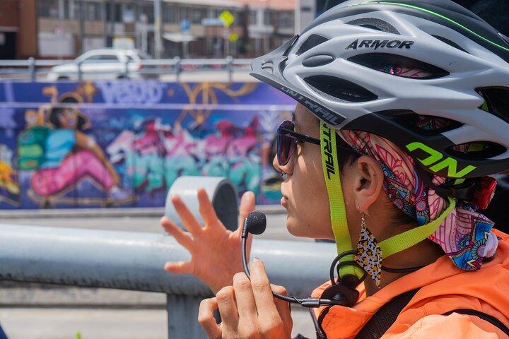 ボゴタ市内を巡る3時間のグラフィティバイクツアー
