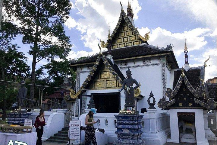半日ドイステープ寺院と市内寺院（プライベートツアー）