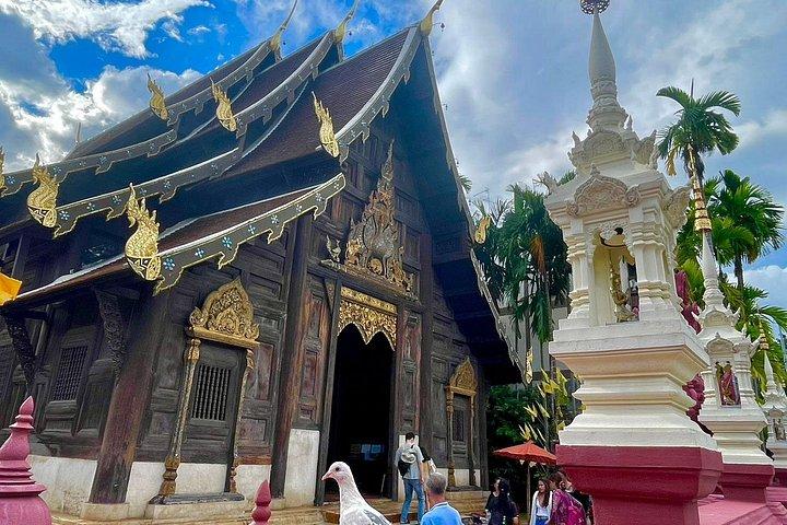 半日ドイステープ寺院と市内寺院（プライベートツアー）
