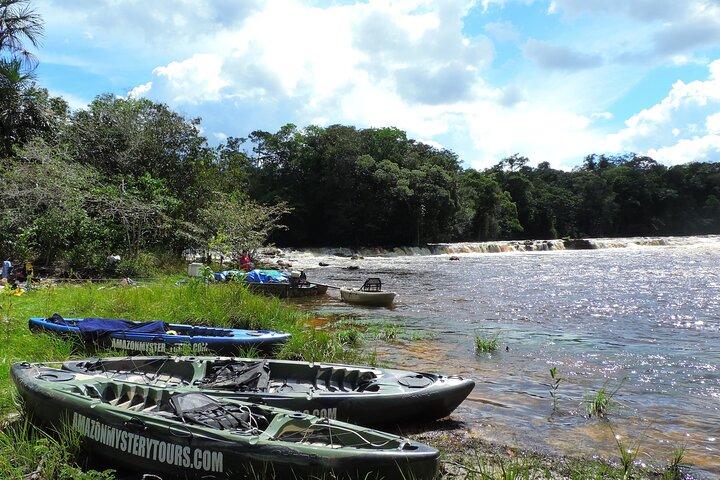 Expedición guiada en kayak de 6 días en el Amazonas