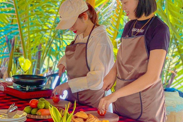ホイアン：市場見学、バスケットボート、料理教室