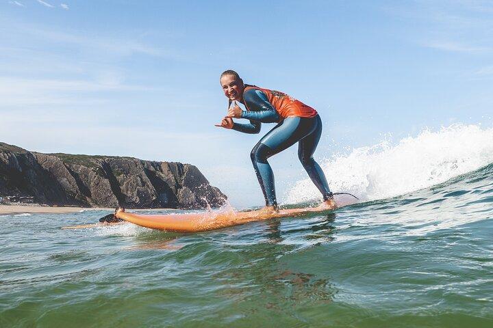 Reiten Sie Wellen voller Spaß und Abenteuer: Nehmen Sie am Lisbon Surf Camp Experience teil!