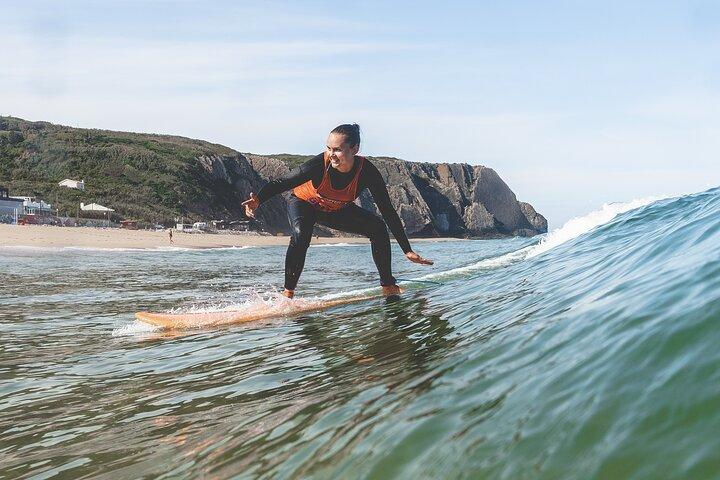 Reiten Sie Wellen voller Spaß und Abenteuer: Nehmen Sie am Lisbon Surf Camp Experience teil!
