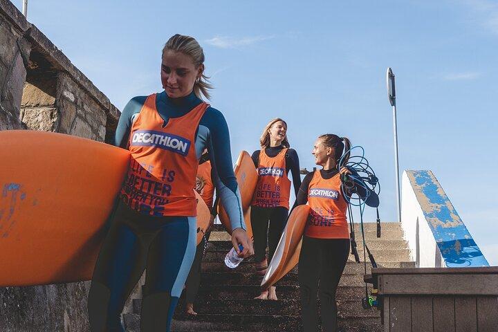Reiten Sie Wellen voller Spaß und Abenteuer: Nehmen Sie am Lisbon Surf Camp Experience teil!