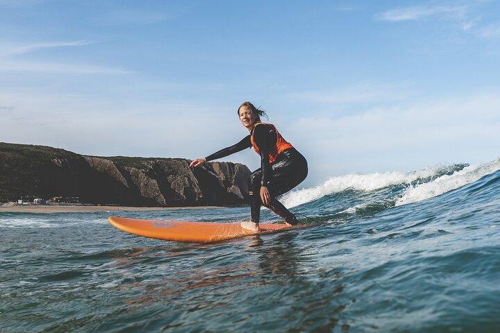 Reiten Sie Wellen voller Spaß und Abenteuer: Nehmen Sie am Lisbon Surf Camp Experience teil!
