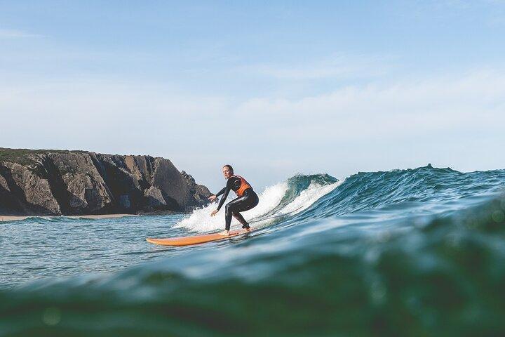 Reiten Sie Wellen voller Spaß und Abenteuer: Nehmen Sie am Lisbon Surf Camp Experience teil!