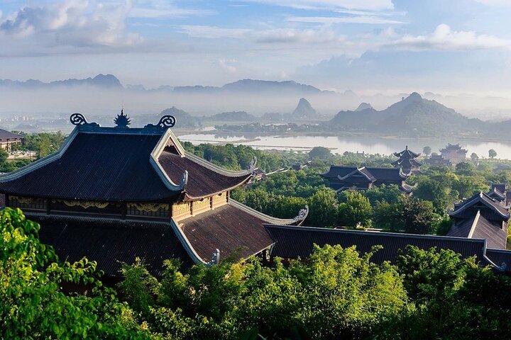 Bai Dinh Pagoda Trang An Boat Trip Day Tour med Limousine