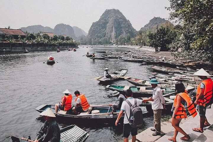 Excursão de dia inteiro à caverna Hoa Lu Tam Coc Mua saindo de Hanói de barco e bicicleta