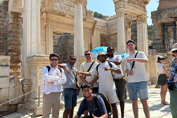 イズミル港とホテルからのプライベートエフェソスツアー