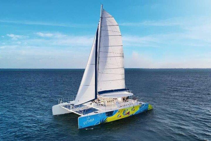 Passeio de catamarã paradisíaco à Isla Mujeres, inclui open bar