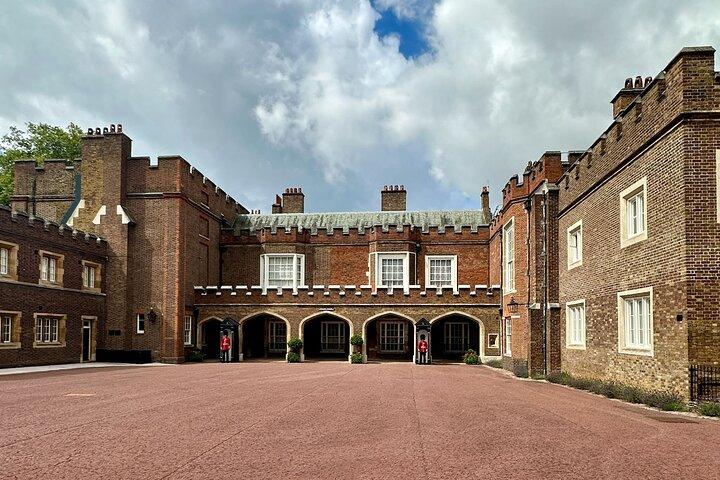 Changing of the Guard: A Self-Guided Audio Tour i London