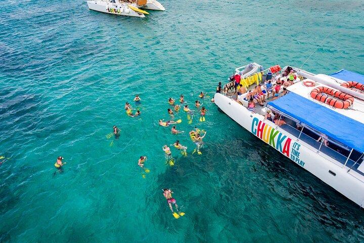 Fiesta en catamarán con subida al río Dunns desde Montego Bay