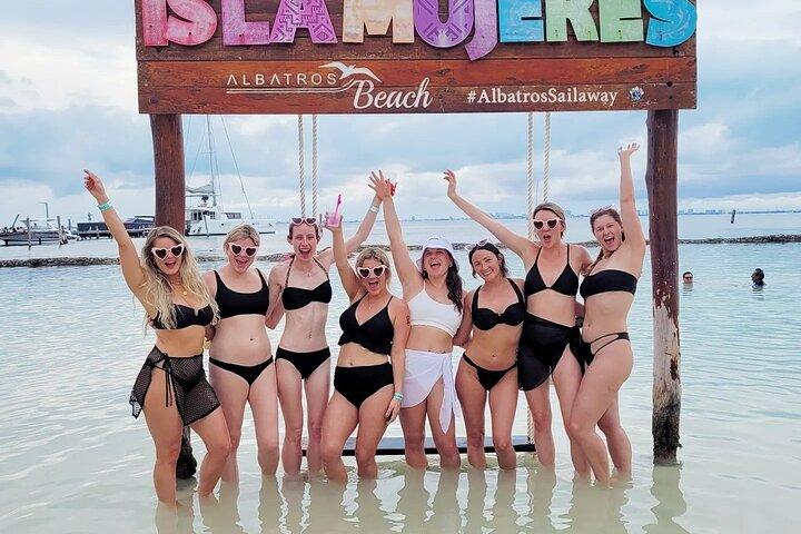 Experiência exclusiva apenas para adultos na Isla Mujeres! Passeio de catamarã