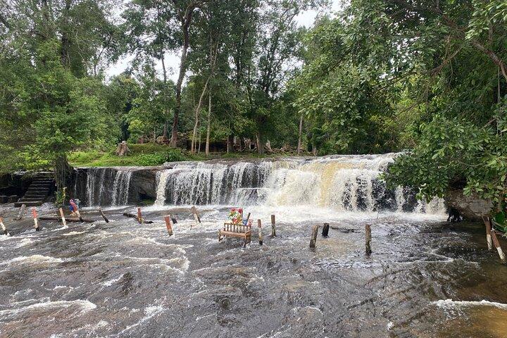 Explore o Parque Nacional Kulen: Cachoeira e montanha
