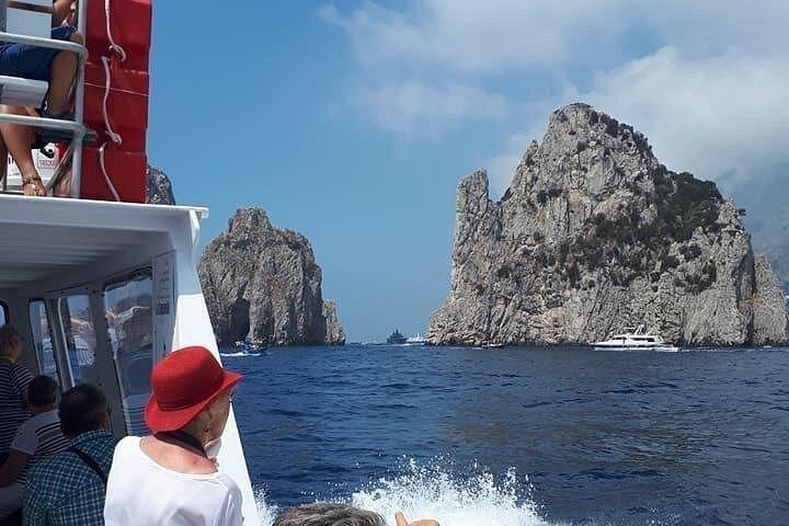 ソレントから：ブルーグロットでカプリ島のガイドツアー