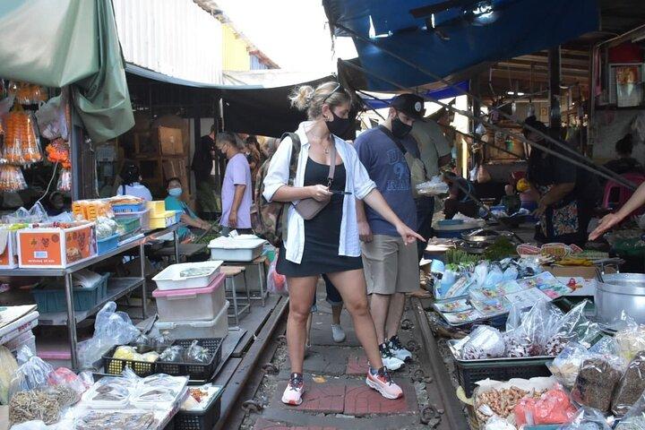 Drijvende Markt met Grote Pagode Tempel en Wat Sam Phran