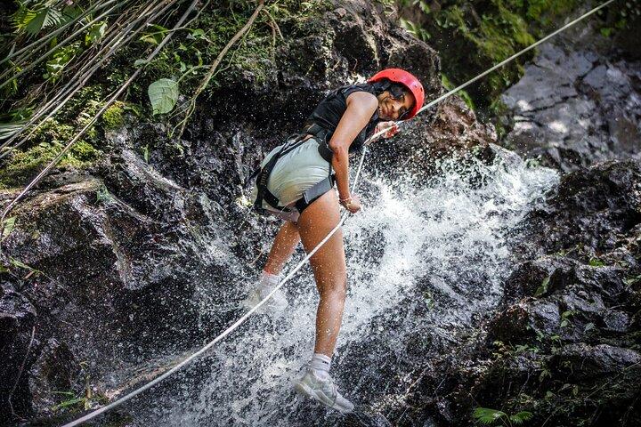 Canyoning Adventure Rappelling vattenfall i Arenal Volcano