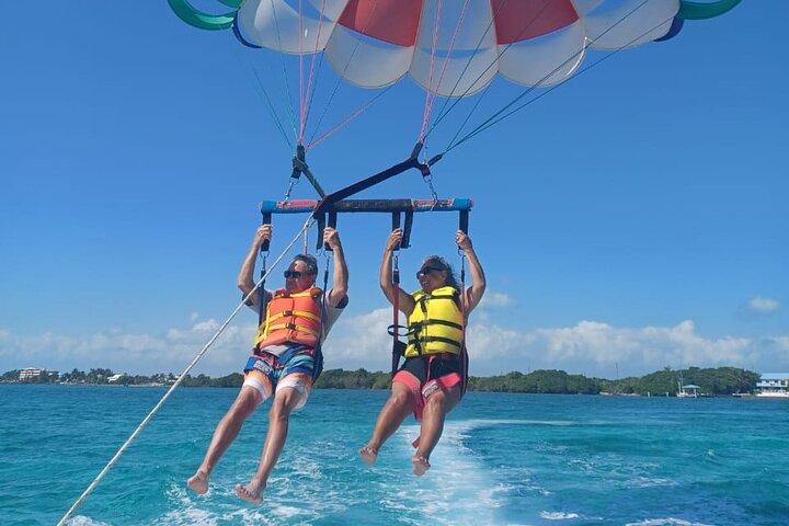 Parasailing über dem karibischen Meer