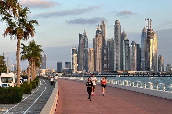 Vento tra i capelli: esplora Dubai in un'auto decappottabile