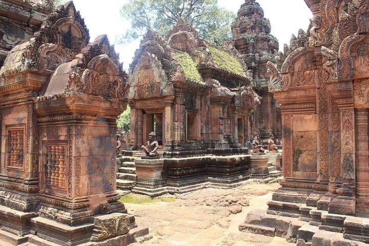 Private Banteay Srei and 4 Temples Guided Tour
