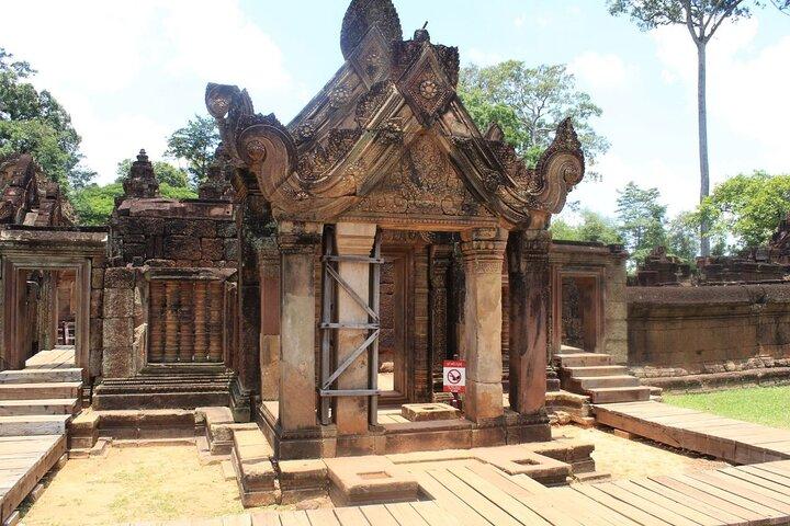 Private Banteay Srei and 4 Temples Guided Tour