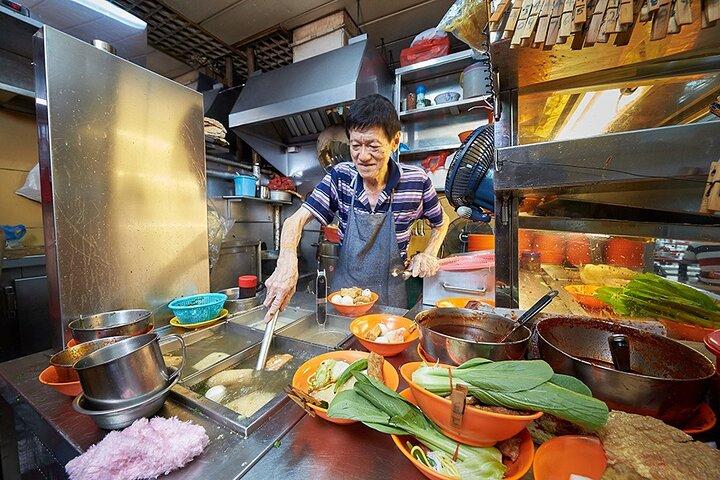 オフメニュー：地元の学生と行くシンガポールの本格的なグルメツアー
