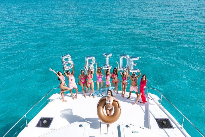 Cancun : Private Catamaran Bachelorette Party – 51' Leopard