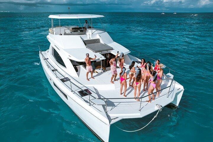 Cancun : Private Catamaran Bachelorette Party – 51' Leopard