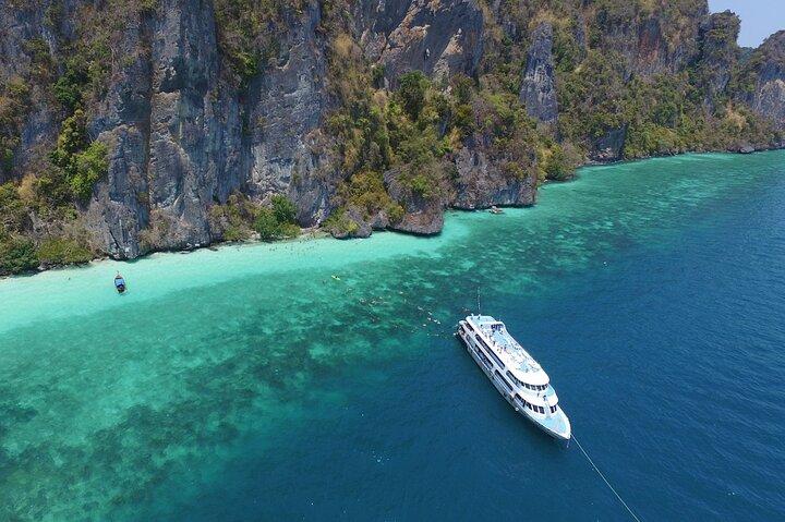 Excursión de un día desde Phuket a la isla Phi Phi en Cruise Youth