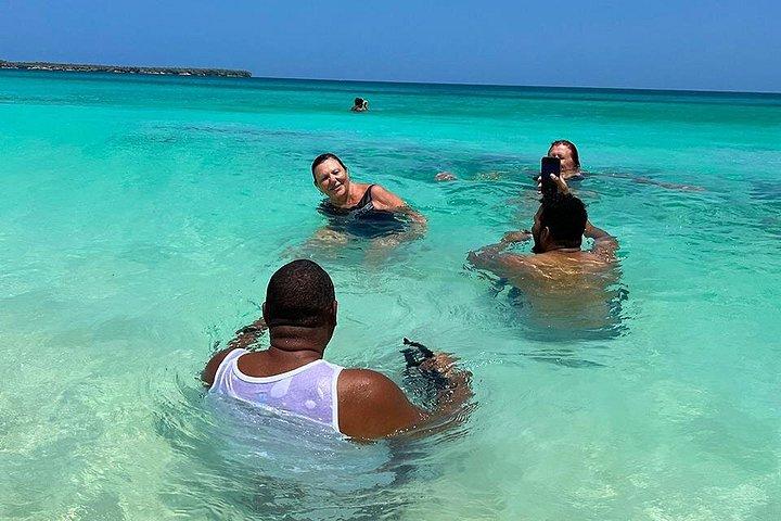 Privétour 2 dagen naar Bahía de Las Águilas met hotelaccommodatie
