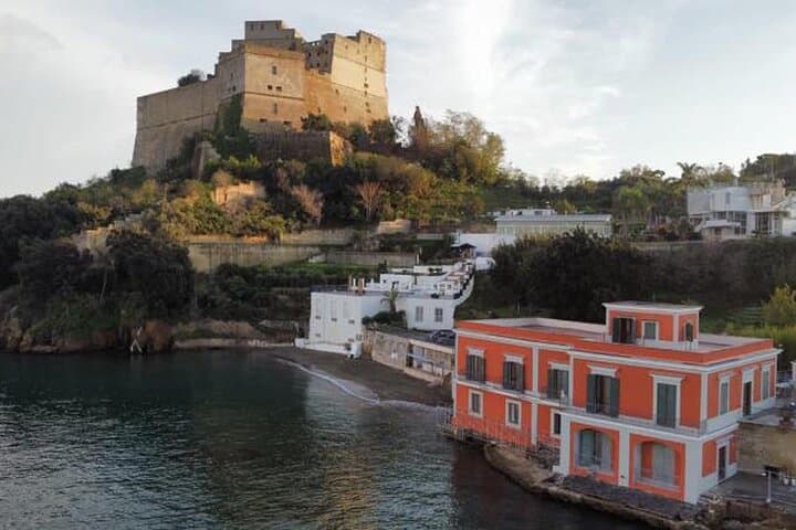 Private tour by car among the treasures of Campi Flegrei and Naples.