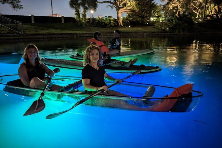 LED Glow in the Dark Klares Kajak oder Paddleboard im Paradies