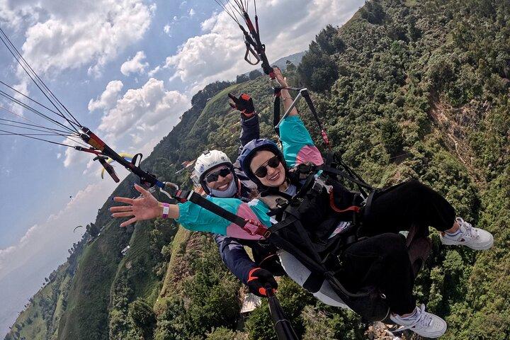 Paraglidingflyvning i Medellin